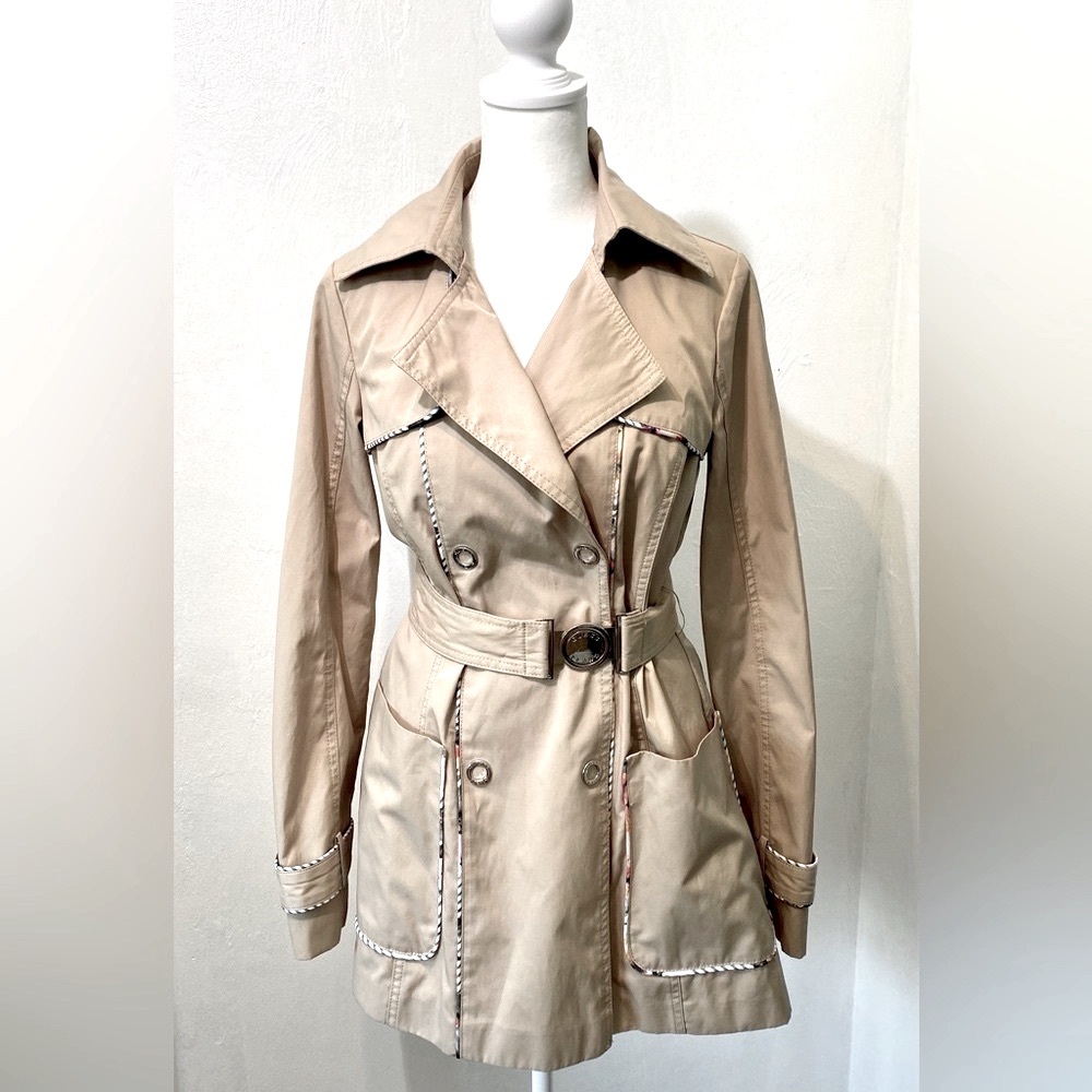 Classic Guess Belted Trench Coat size Double breasted with snap buttons.Size XS